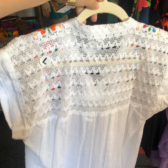 New Mexican Floral Embroidered Blouse Crochet Back - Picture 7 of 10